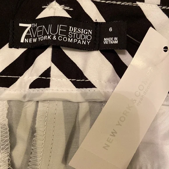 New York & Company - Women's Black and White Stripes Crop Pants (NWT) - Picture 7 of 7